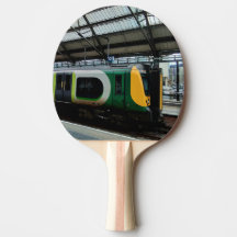 Grüner Zug am Bahnhof Liverpool