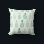 Grünes Ananas-Pattern-Kissen Kissen<br><div class="desc">Stilvolles Akzent werfen Kissen in einem grünen Ananas auf weißem Muster. Dieses tropische Obstmuster verleiht jedem Zimmer das Gefühl,  im Sommer zu sein. Passen Sie Ihren eigenen Text an.</div>