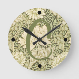 Grünes Blumendesign von Wm Morris mit Monogramm Runde Wanduhr