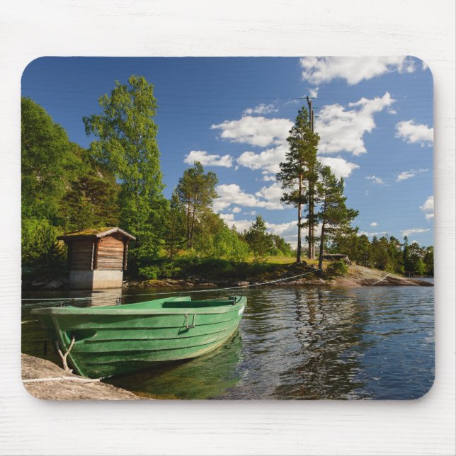 Grünes Boot in einem Fjord in Norwegen mousepad (Vorne)