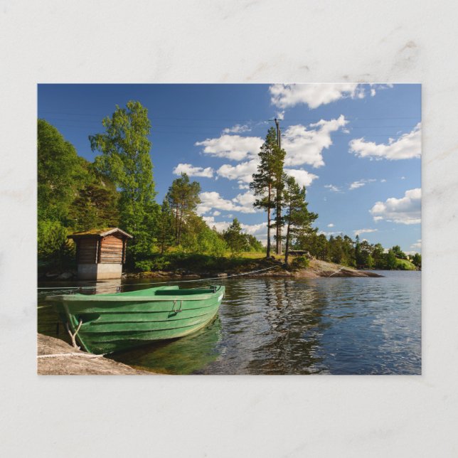 Grünes Boot in einem Fjord in Norwegen Postkarte (Vorderseite)