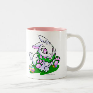 Grünes Cybunny, das durch neggs läuft Zweifarbige Tasse