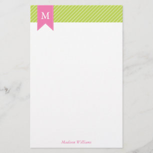 Grünes diagonales Streifen-Muster und rosa Briefpapier