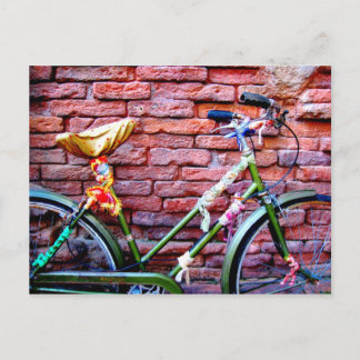 Grünes Fahrrad gegen eine Ziegelmauer Postkarte