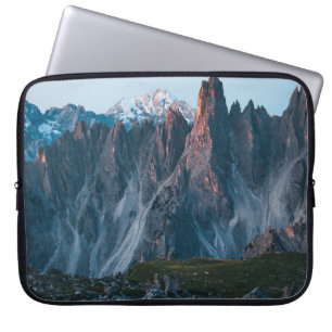 GRÜNES FELD IN DER NÄHE DES BERGS LAPTOPSCHUTZHÜLLE