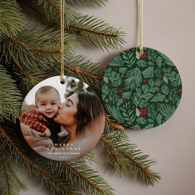 Grünes festes botanisches Foto Keramik Ornament (Green festive botanical watercolor ornament featuring personalized names and photo.)
