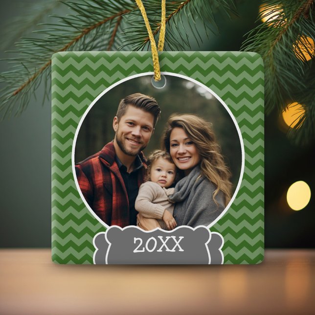 Grünes Foto mit Jahr Keramikornament (Personalized Photo Ornament - Christmas Keepsake)
