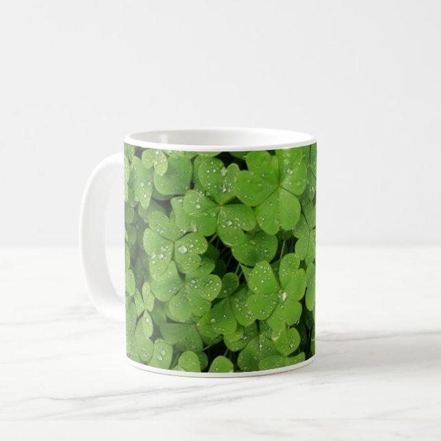 Grünes frisches Kleeblatt, glücklicher St. Patrick Kaffeetasse (Vorderseite Links)