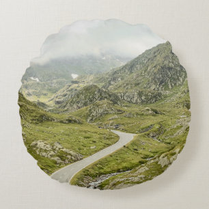 GRÜNES GRASFELD UND BERG RUNDES KISSEN