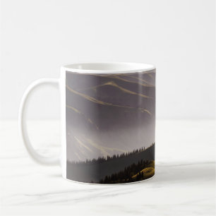 GRÜNES GRASFELD UND BERGE BEI TAGESLICHT KAFFEETASSE