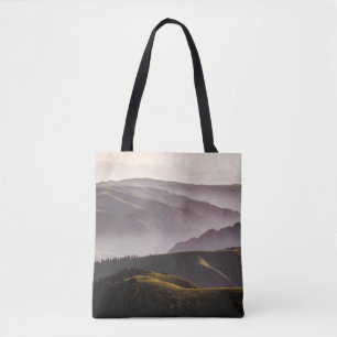 GRÜNES GRASFELD UND BERGE BEI TAGESLICHT TASCHE