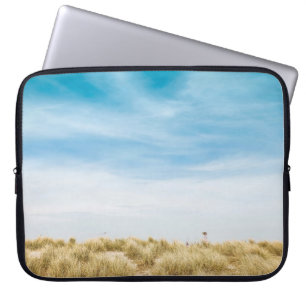 Grünes Grasfeld unter blauem Himmel Laptopschutzhülle