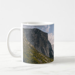 GRÜNES GRASS FELD IN DER NÄHE VON ROCKY BERG UNTER KAFFEETASSE