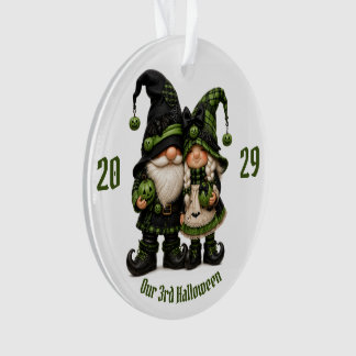 Grünes Halloween-Gnom-Paar, kariertes Gnom-Paar, Ornament