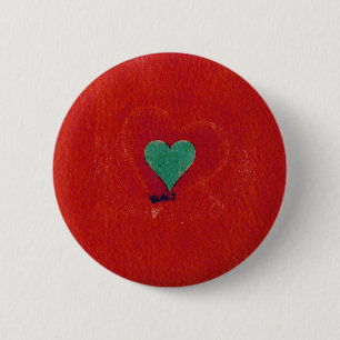 Grünes Herz auf rotem Grunge-Hintergrund Button