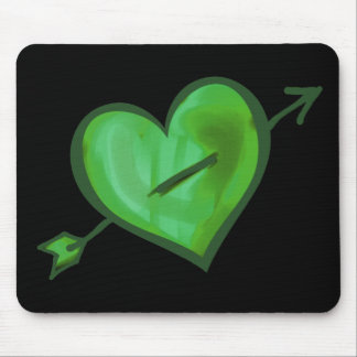 Grünes Herz mit Pfeil Mousepad