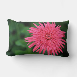 Grünes Kissen mit einer wunderschönen rosa Blume