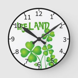 Grünes Kleeblatt aus Irland Runde Wanduhr