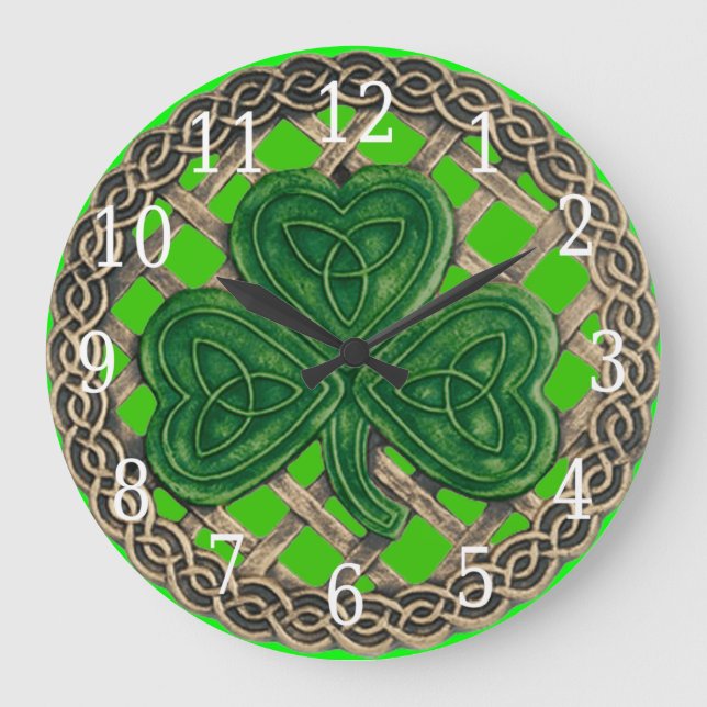 Grünes Kleeblatt und Celtic-Knoten-runde Uhr (Vorderseite)