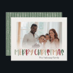 Grünes Lässiges Weihnachtsfest verblasst Foto Feiertagskarte<br><div class="desc">Diese lässige Weihnachts-Weihnachtskarte ist perfekt für Ihren fröhlichen, kreativen, hellen Weihnachtsgruß. Es ist ein einzigartiger, spielerischer, moderner Schriftart in Rot, Boho Bräune und heller und dunkelgrüner Farbe, die für ein fröhliches, saisonales Ambiente sorgen. Wenn Sie Ihren Lieben den dunklen Winter mit niedlichem Feiertagsjubeln näher bringen wollen, haben Sie genau das...</div>