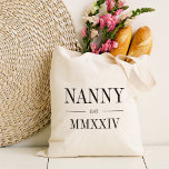 Grünes römisches Jahr Tragetasche<br><div class="desc">Diese minimalistische Totentasche, die eine schicke Oma feiert, zeichnet sich durch eine minimalistische Tasche aus, die "Gruscha" oder Ihre Wahl von Oma-Spitznamen in schwarzen Serifenschrift auszeichnet. Mit dem Jahr, in dem sie zu einer Großmutter wurde, in eleganten römischen Ziffern für eine schicke Touch.</div>
