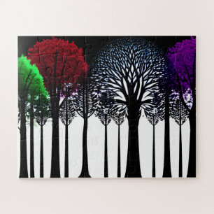 Grünes Rot und Lila Blätter im Silhouette Forest