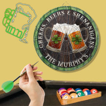 Grünes rustikales Holz Cheers Beers and Shenanigan
