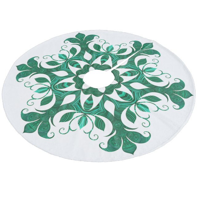 Grünes Schneeflocken-Blume-Muster auf Weiß Fleece Weihnachtsbaumdecke (Schrägansicht)