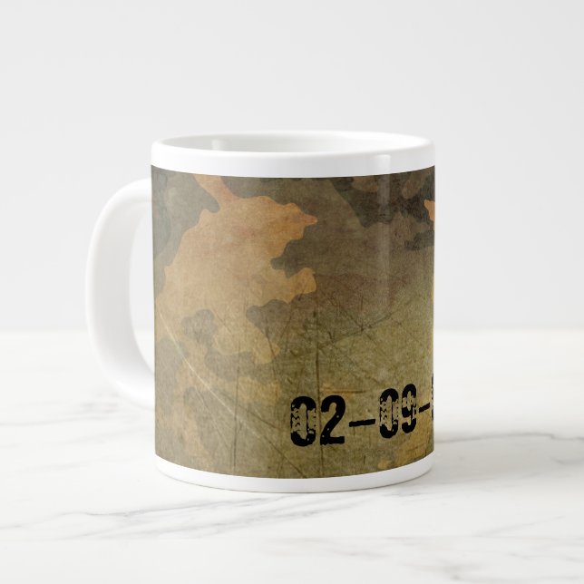 Grünes Tarnmuster Vintag V2.0 Jumbo-Tasse (Vorderseite Links)