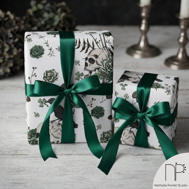 Grünes und weißes Totenkopfmuster St. Patricks Day Geschenkpapier (Hand-drawn green and white skull clover St Patricks Day wrapping paper for alternative edgy gifts.)