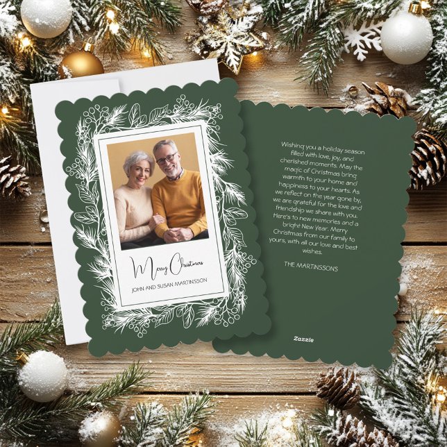 Grünes Vintages botanisches Foto Frohe Weihnachten (Rustic and elegant green Christmas photo greeting card with a trim of white leaves and berries)