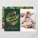 Grünes Weihnachtsbotanisches, modernes Foto Folien Feiertagskarte<br><div class="desc">Merriest Weihnachten Aquarell florale Foto rot und grün botanisch elegante moderne minimale Typografie Holiday Folie Karte. Teil einer Sammlung.</div>