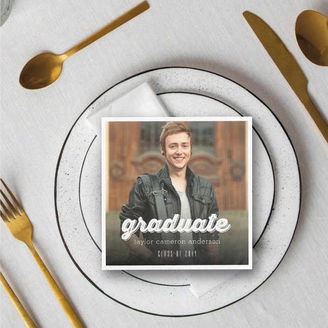 Grunge Bold Abschluss-Script Foto-Abschlussfeier Serviette (Grunge Bold Graduate Script Photo Modern Graduation Party Paper Napkin @ zazzle.com/color_therapy)