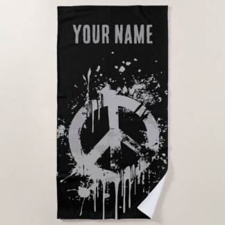 Grunge-Friedenssymbol – Urbanes Street-Art-Design Strandtuch