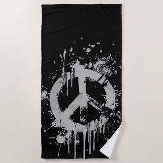 Grunge-Friedenssymbol – Urbanes Street-Art-Design Strandtuch