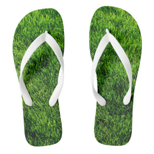 Grüngrasstruktur aus einem Fußballfeld Flip Flops