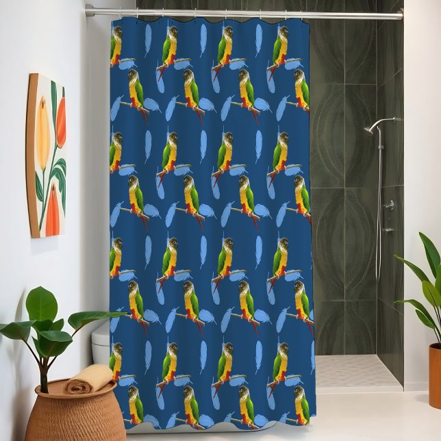 Grünschwanzsittich Lebendige Papageienfedern Blau Duschvorhang (Vibrant pop art shower curtain with playful green cheeked conures and bold blue feathers.)