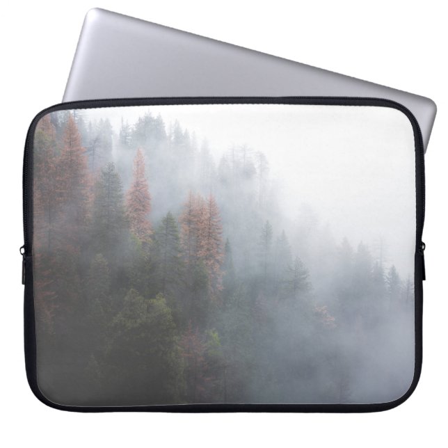 GRÜNWÄLDER, DIE MIT FOG BEDECKT SIND LAPTOPSCHUTZHÜLLE (Vorderseite)