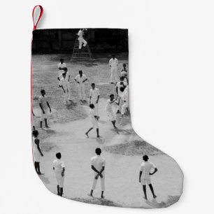 GRUPPE DER BASEBALSPIELERINNEN KLEINER WEIHNACHTSSTRUMPF