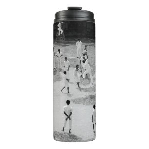 GRUPPE DER BASEBALSPIELERINNEN THERMOSBECHER