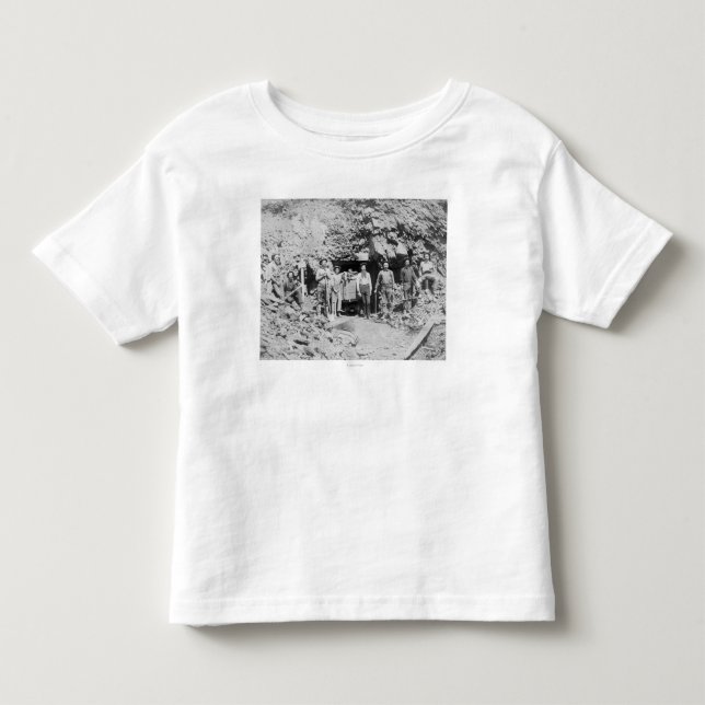 Gruppe Männer außerhalb einer Bergwerk-Fotografie Kleinkind T-shirt (Vorderseite)