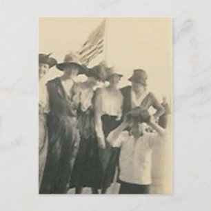 Gruppe mit Flagge Junge mit Fernglas Postkarte
