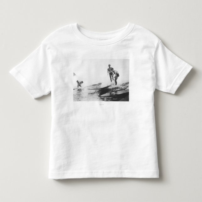 Gruppe Surfer in Honolulu, Hawaii Surfen Kleinkind T-shirt (Vorderseite)