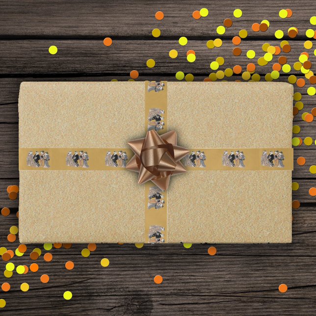 Gruppe Vintager japanischer Geisha-Frauen Satinband (Four Vintage Japanese Geisha ladies traditional clothes on golden yellow gift wrap ribbon.)