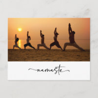 Gruppe von Menschen Yoga mit Namaste Wort