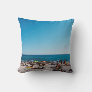 GRUPPE VON PERSONEN, DIE DEN GARANTIERTEN STRAND B KISSEN