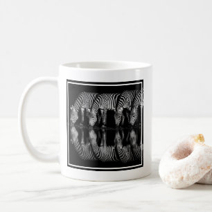 Gruppe von Steppenzebras trinkt nachts zusammen Kaffeetasse