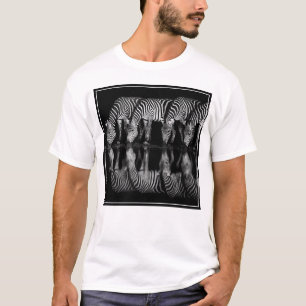 Gruppe von Steppenzebras trinkt nachts zusammen T-Shirt