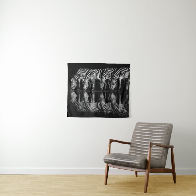 Gruppe von Steppenzebras trinkt nachts zusammen Wandteppich (Beispiel (Horizontal))