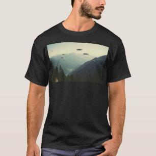 Gruppe von UFOs fliegt über Berge 80er Retro-Foto T-Shirt